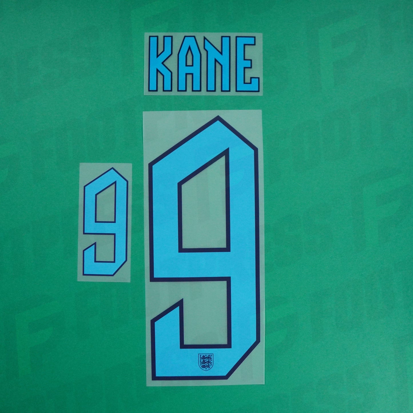 Flocado oficial de Inglaterra, Kane, 2022, segunda equipación, azul cielo